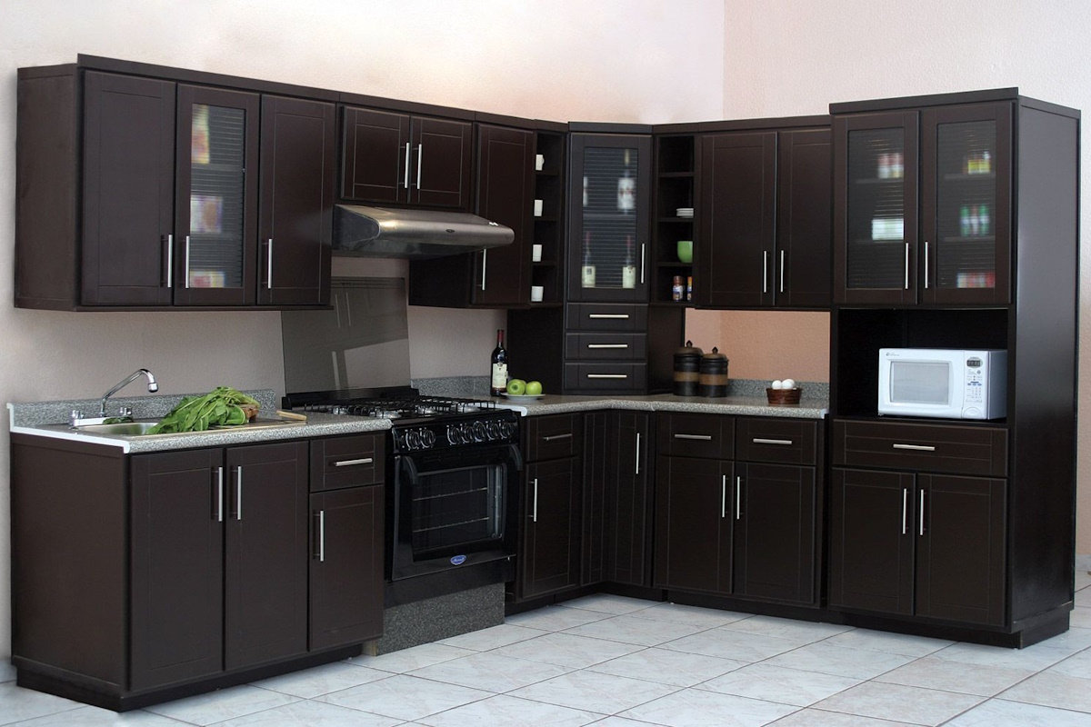 Reformas de cocinas Segur de Calafell para apartamentos y segundas residencias Cocina compacta reformada con soluciones prácticas en reformas de cocinas Segur de Calafell