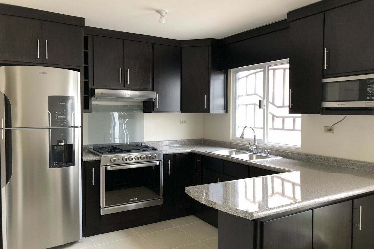Reformas de cocinas Segur de Calafell para aumentar el valor de tu propiedad Cocina reformada en vivienda puesta a la venta tras reformas de cocinas Segur de Calafell