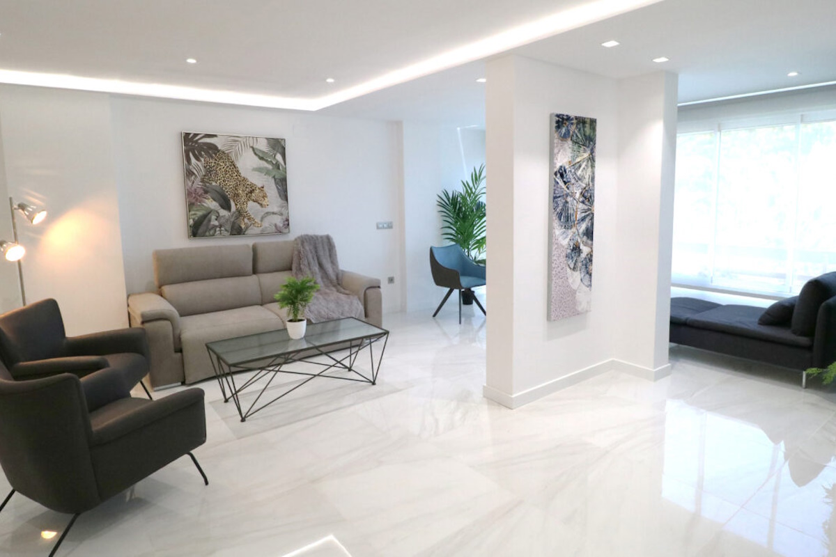 Reformas de suelos Comarruga en segundas residencias Suelo vinílico en apartamento con reformas de suelos Comarruga