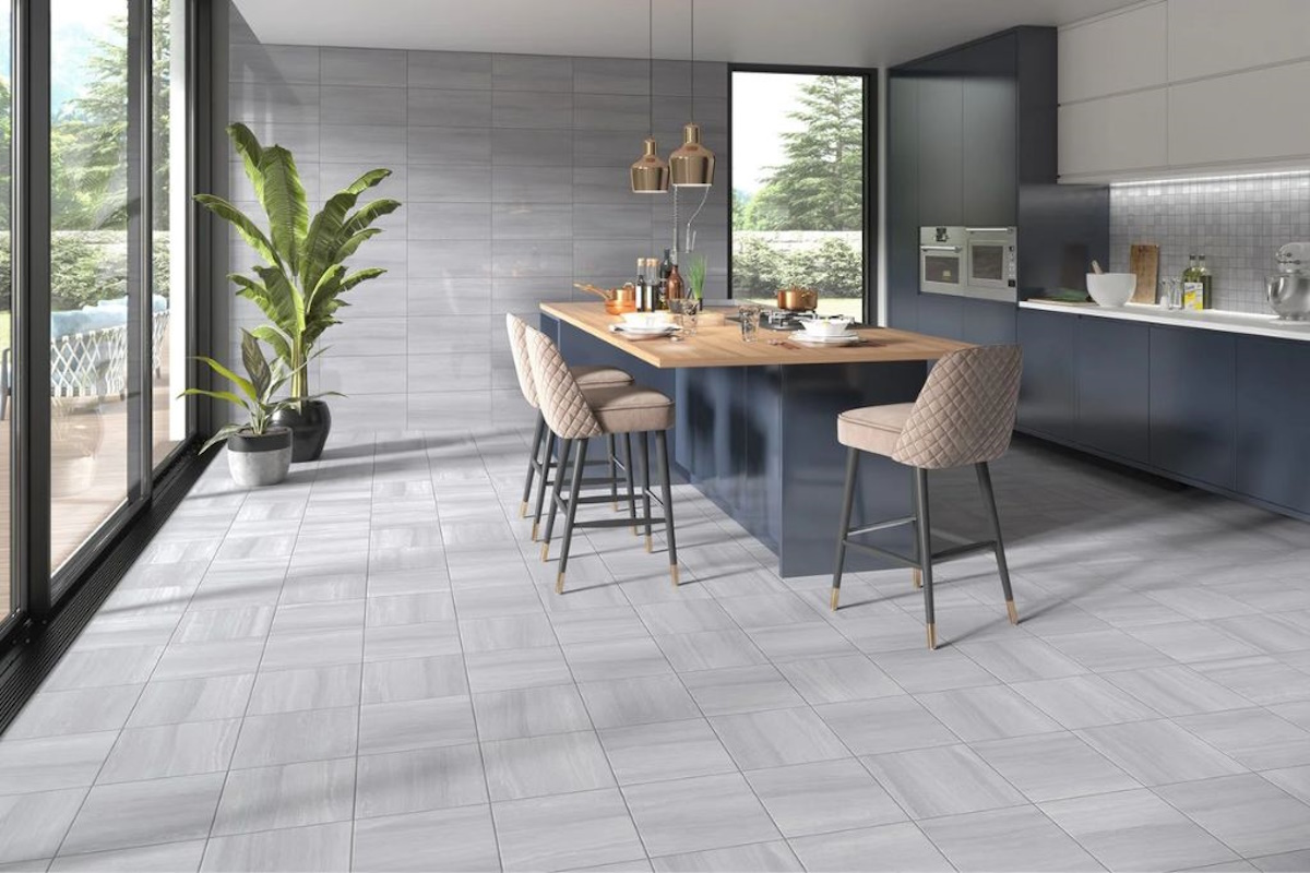 Reformas de suelos Cunit con acabados cálidos y elegantes Pavimento de madera instalado tras reformas de suelos Cunit