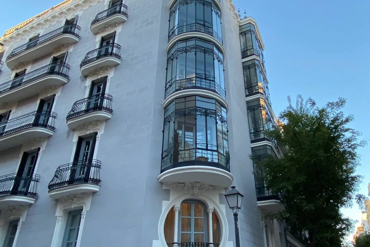 Seguridad en obras de rehabilitación de fachadas Tarragona Operarios en andamio durante rehabilitación de fachadas Tarragona