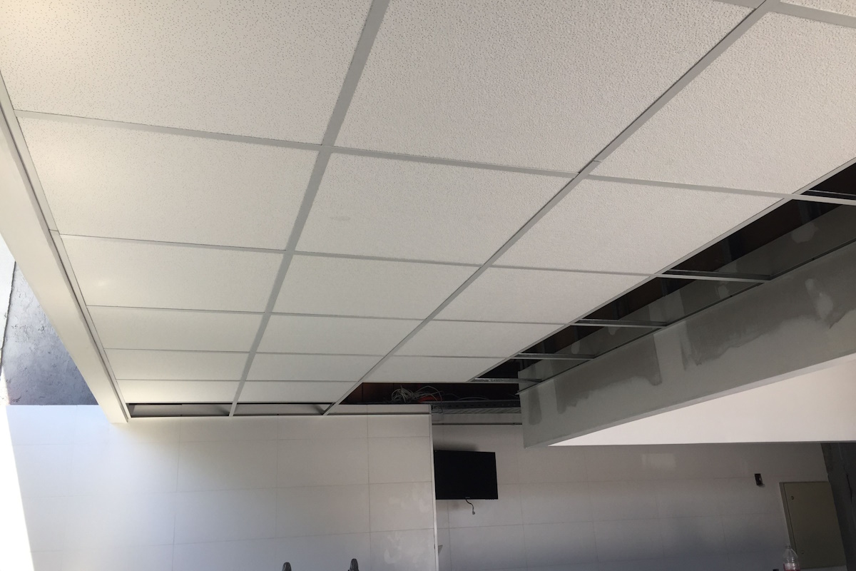 Diseño interior moderno con pladur en Tarragona Reforma decorativa con techos de pladur y luces LED